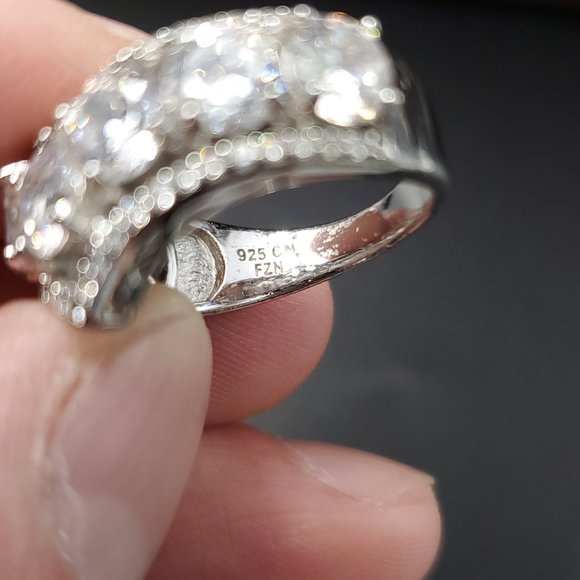 Size 7 Sterling Silver Stunning Cubic Zirconia V Ring - Picture 5 of 8